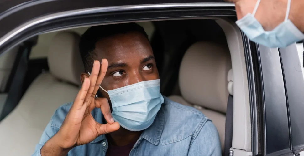 Wie und welche Maske man im Auto trägt, um eine Covid-Infektion zu vermeiden